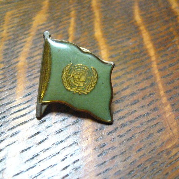 United Nations Flag 1980's KACO Lapel Pin - Picture 2 of 4